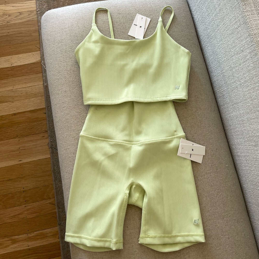 [NWT!] Green Another Version Ribbed Workout Set - Picture 2 of 5